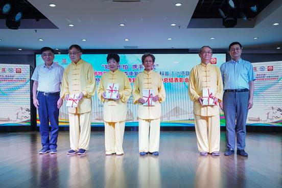 说明:上海市民政局党组书记、局长、上海市社会组织管理局局长朱勤皓,杨浦区委常委、统战部部长董鑫旺为帕友代表赠书